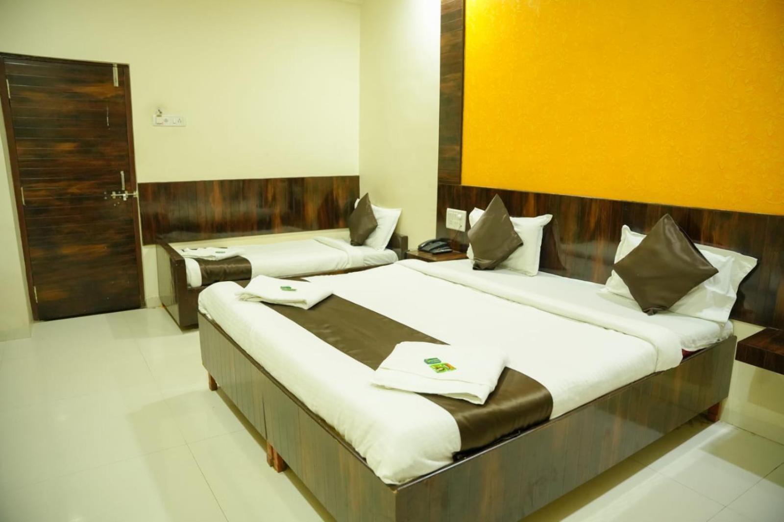 Hotel Sachidanand เชอร์ดี ภายนอก รูปภาพ